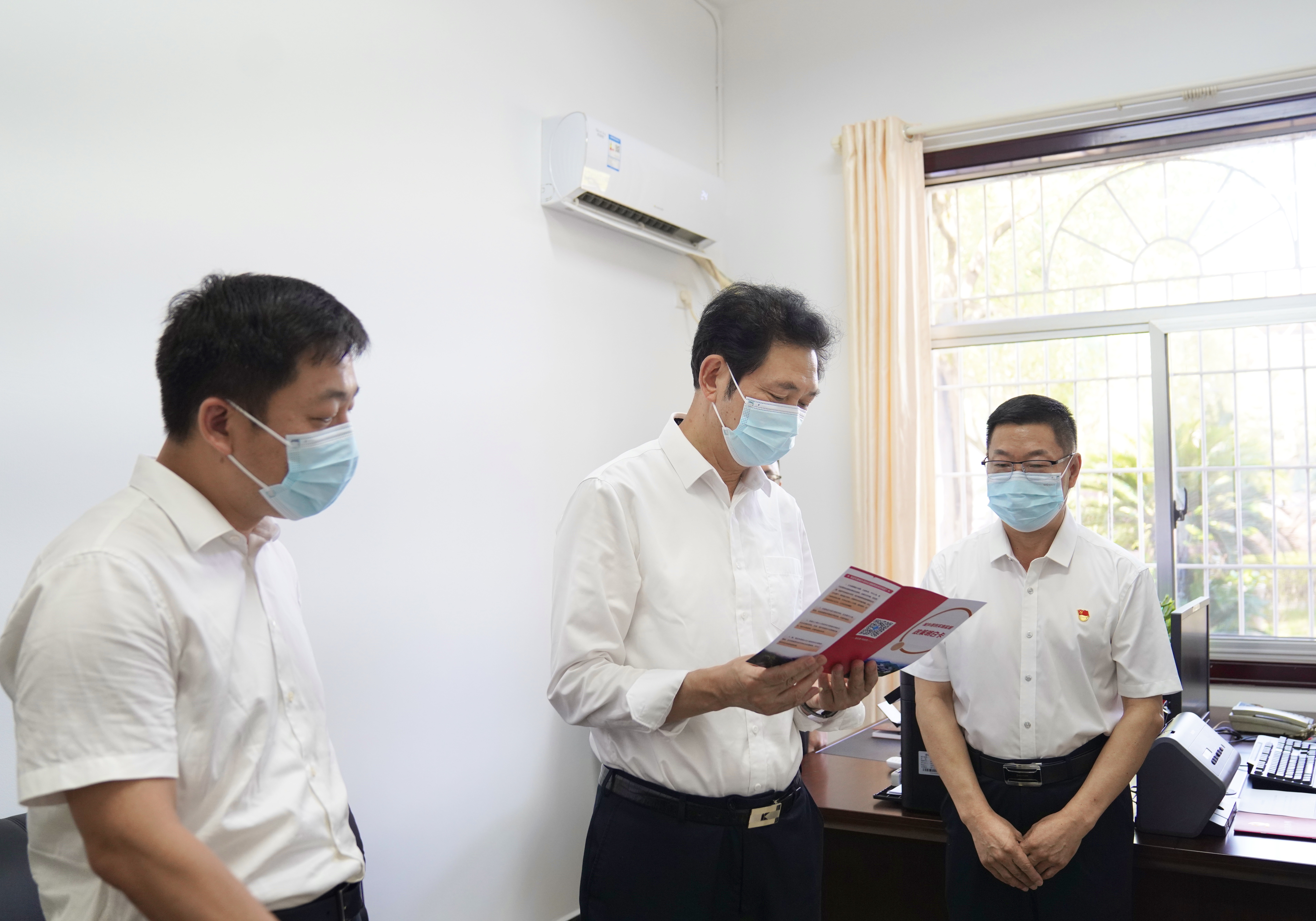 2022年7月21日，陈仲伯到省政府接访室开展“走流程、解难题、优服务”和接访包案活动